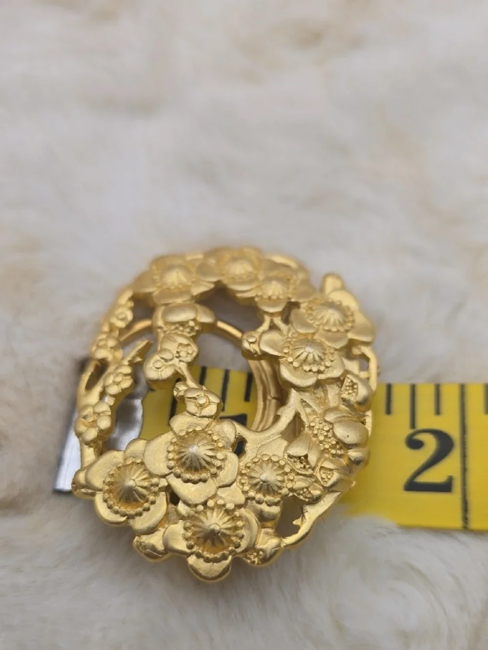 Mary McFadden, Signed. FLoral/Scalloped Gold-Tone Scarf Clip